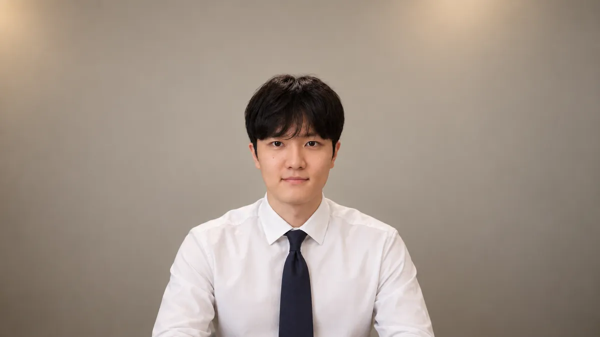 정면을 보며 웃고 있는 김대리